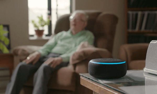 Idoso utilizando assistente virtual